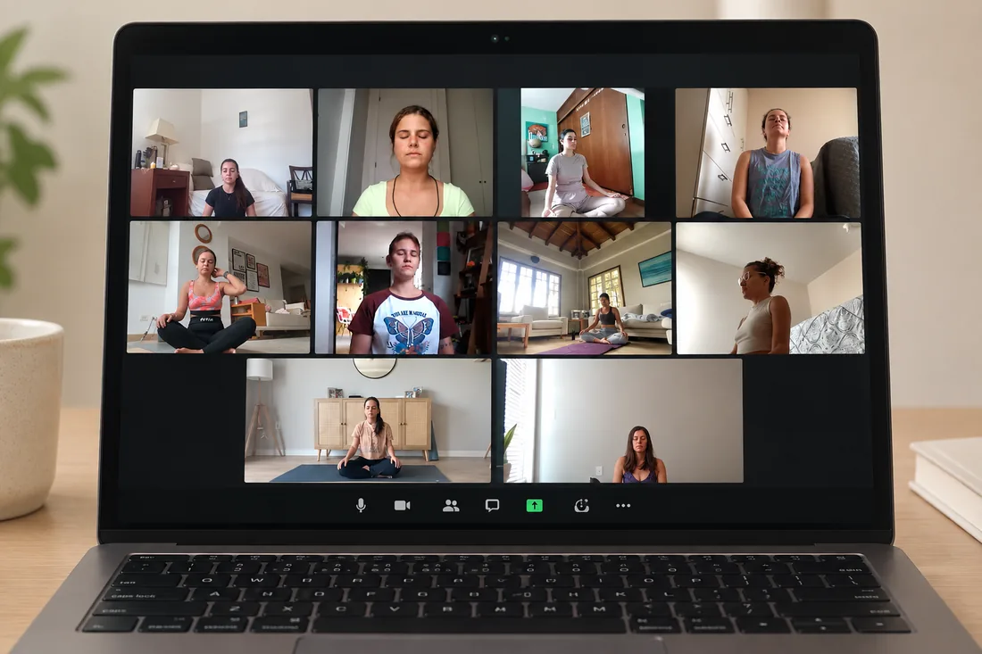 Una clase en vivo de Becoming HER en la pantalla del portátil: diez mujeres meditando desde su casa