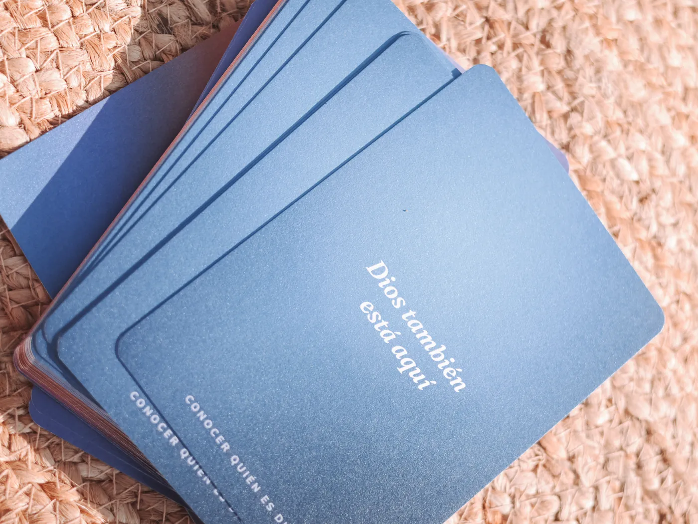 Cartas azules de Closer to God; la de arriba dice: Dios también está aquí